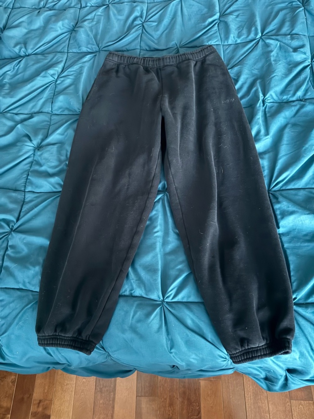 Aritzia MegaFit Black Fleece Sweatpants (Size M)